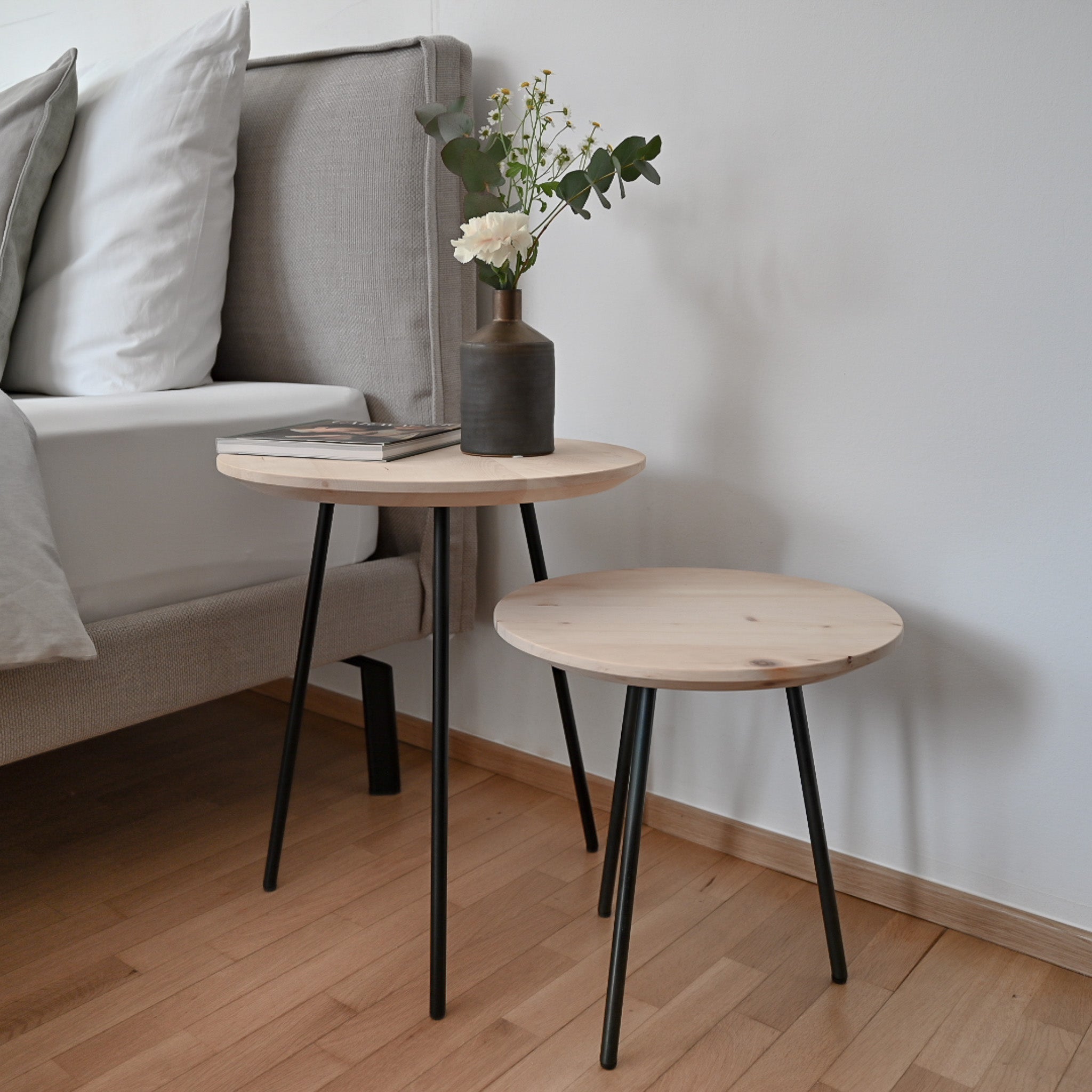 Runder Beistelltisch HAID aus Zirbenholz für Schlafzimmer & Wohnzimmer