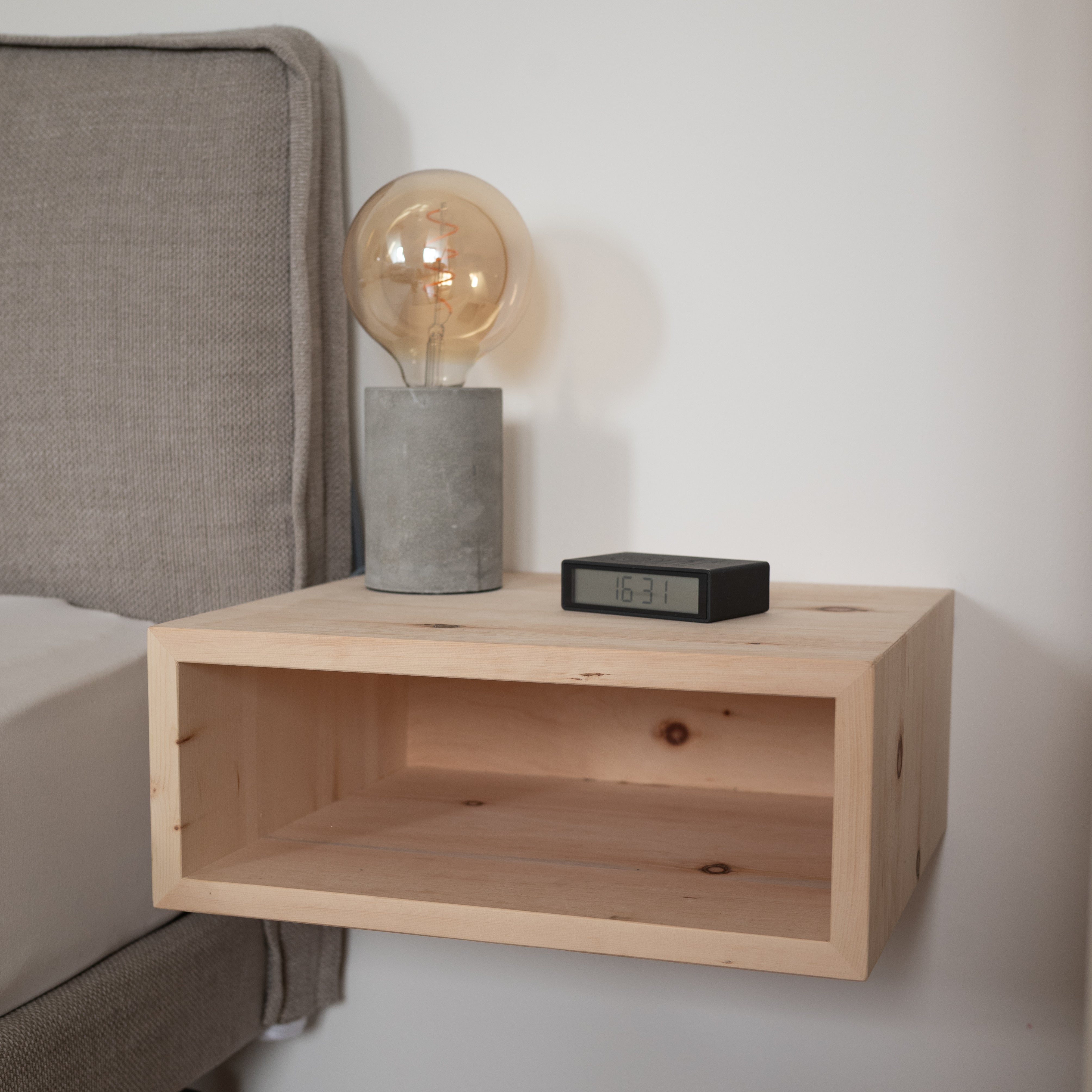Schwebender Nachttisch TRAFOI aus Zirbenholz – minimalistisch & handgefertigt