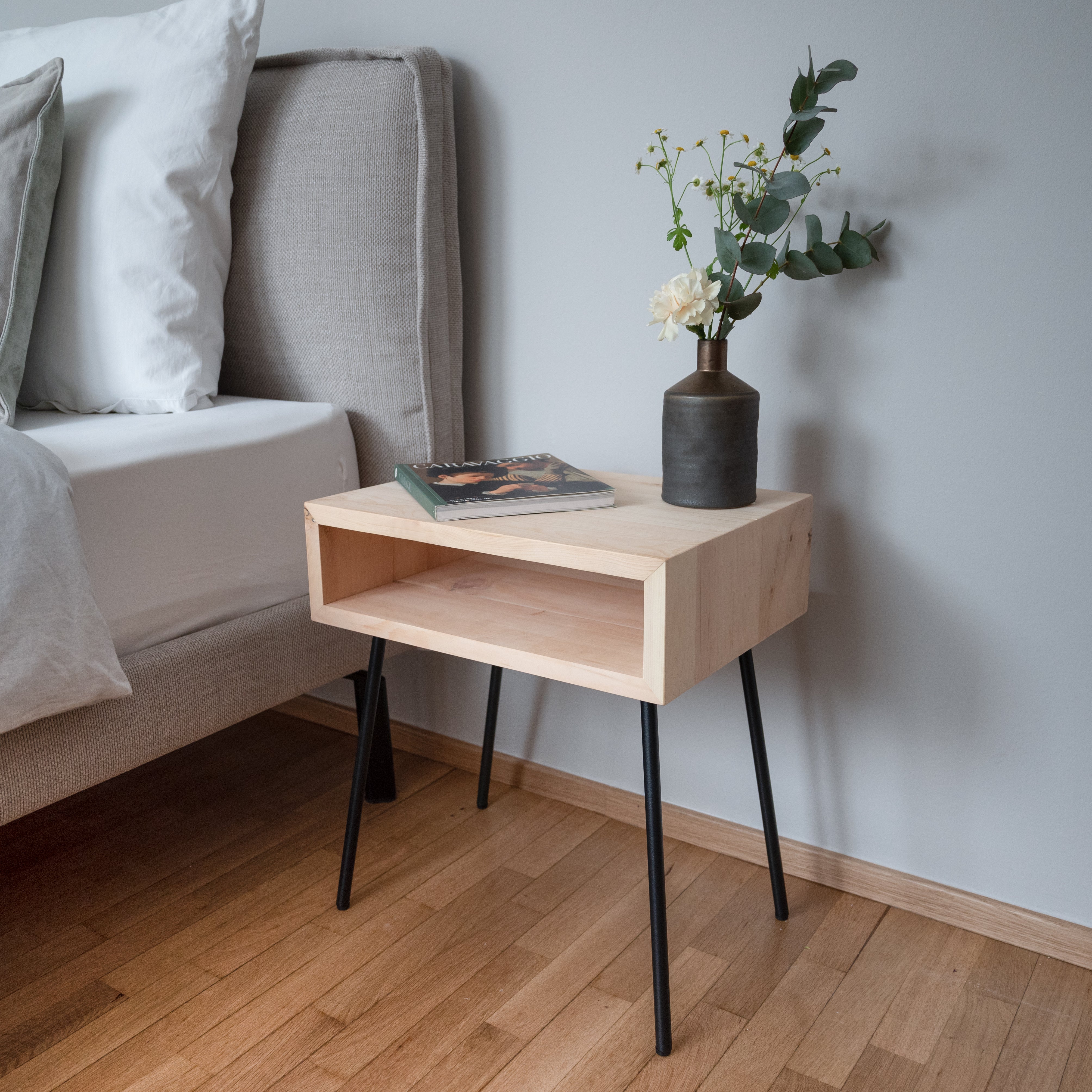 Nachttisch GREIN aus Zirbenholz für besseren Schlaf im Schlafzimmer