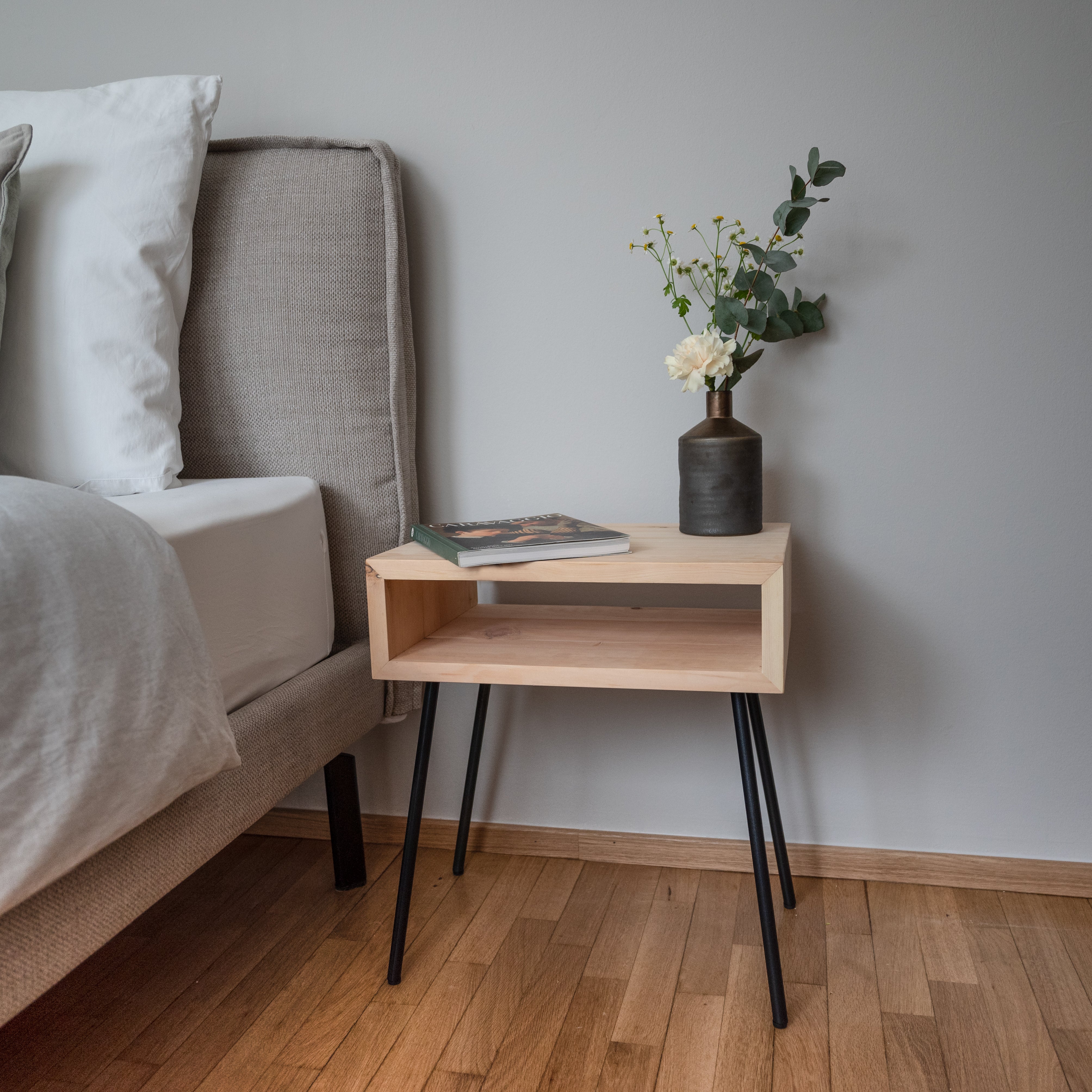 Nachttisch GREIN aus Zirbenholz für besseren Schlaf im Schlafzimmer